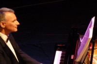 <strong>Kees van Zijp</strong> - Piano<br /><p>Pianist Kees van Zijp verstaat als geen ander de kunst van het begeleiden. Met Kees aan de piano is&nbsp;Philip Paar bij&nbsp;elke&nbsp;uitvoering van 'Tour de Toon' verzekerd van een 'warm bad'.&nbsp;Begeleiden is &eacute;&eacute;n ding, maar Kees kan ook smaakvol soleren en telkens verrassend improviseren aan zijn instrument. Dat is begrijpelijk, want als wonderkind van acht&nbsp;jaar maakte hij z&oacute; snel vorderingen&nbsp;op de toetsen dat hij&nbsp;op 12-jarige leeftijd werd aangesteld als &eacute;&eacute;n van de jongste kerkorganisten ooit. Daarna ontwikkelde Kees zich&nbsp;in de lichte muziek.&nbsp;Hij&nbsp;was (o.a.) jarenlang&nbsp;de vaste pianist van&nbsp;de band 'Jazz Connection'.&nbsp;Bij deze band&nbsp;werkte Kees&nbsp;tevens als&nbsp;componist en arrangeur.&nbsp;Hij zag&nbsp;alle uithoeken van de wereld op vele tournees.&nbsp;Bijzondere hoogtepunten met 'Jazz Connection' waren de concerten&nbsp;met vibrafonist Frits Landesbergen (van de 'Swingmates')&nbsp;en de befaamde clarinettist/zanger Andy Cooper.&nbsp;Kees van Zijp&nbsp;vertolkt achter de piano&nbsp;de muziek van Toon Hermans&nbsp;in al zijn facetten. Van&nbsp;uitbundige liedjes als "O, Carolien" en "Hoedje van Stro" tot aan de&nbsp;kleine tederheid van "De Appels op de Tafelsprei".</p>